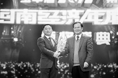 10大经济年度人物_...当选 2016十大经济年度人物