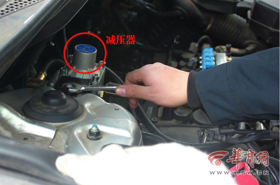 华商网实拍私家车油改气过程 熟练工三小时内