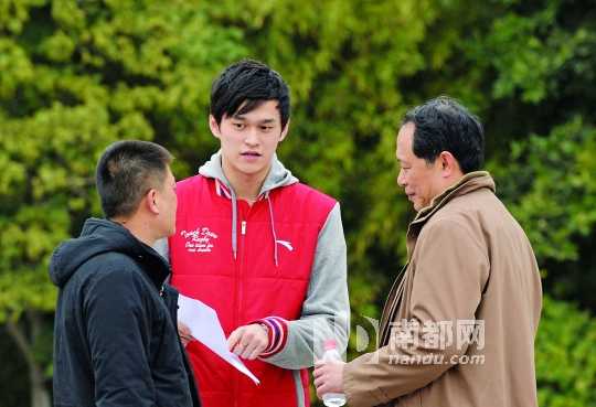 孙杨遭三项处罚 找教练道歉没碰上_资讯频道_