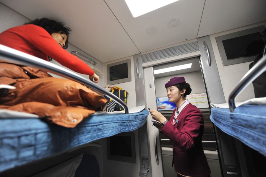 2月7日,动车d321从北京前往上海,开车后,乘务员纪鹤在软铺进行查票