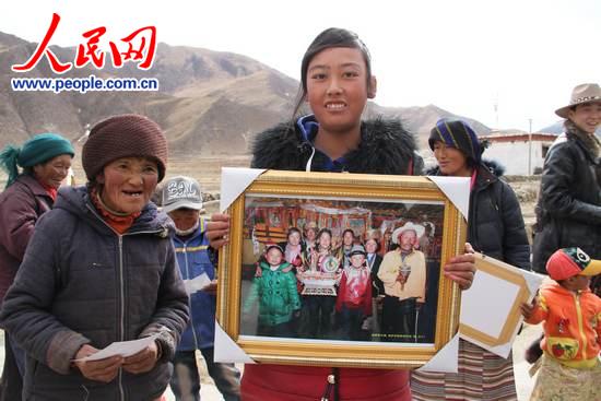 西藏墨竹工卡:驻村工作队为我们送来全家福(图