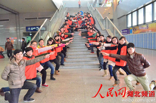 铁路志愿者创意合影 青春不重样