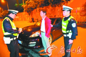 交警拔枪逼停酒驾合规定