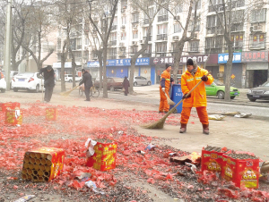 雾霾挡不住开门炮 清洁员加派人手仍繁忙
