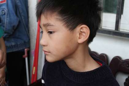 台湾两名小学生打架 老师调解时打肿学生脸