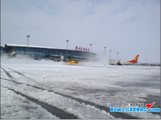 江苏降蛇年首场大雪扬州泰州机场快速应对