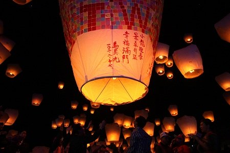 台湾万人放天灯祈福 马英九盼景气升温(图)