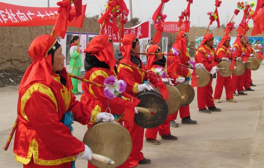 临潼:百余村民身着盛装 擂响十面锣鼓
