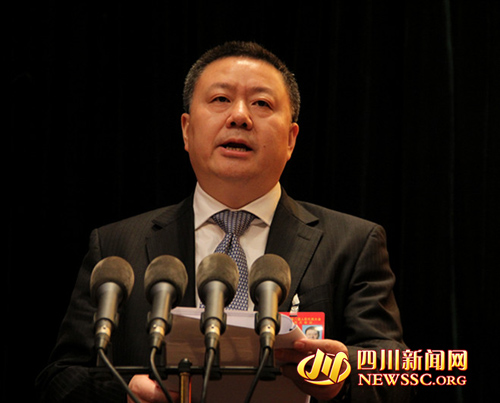 遂宁市委副书记、市长何华章作政府报告