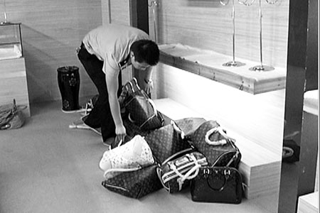 查获假冒国际知名品牌箱包手表等价值千万元商