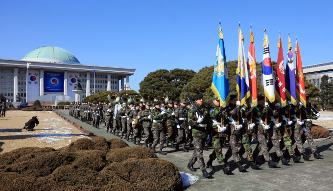 韩国女总统就任在即 仪仗队排练忙