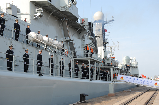 海军护航编队青岛起航 赴亚丁湾打击海盗(组图