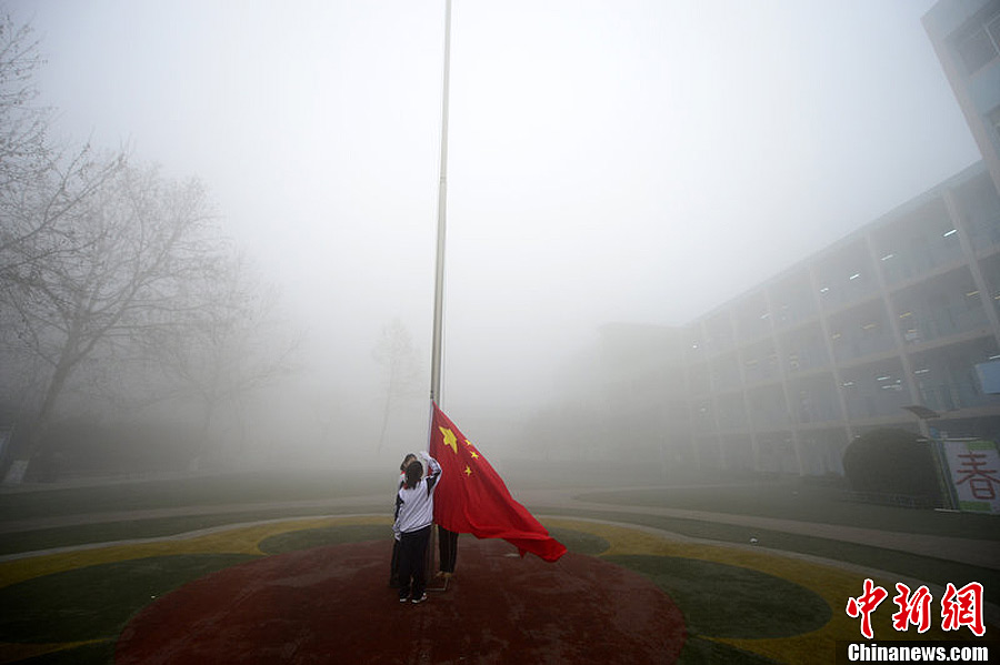中国中东部地区持续雾霾天气 济南开学仪式迁