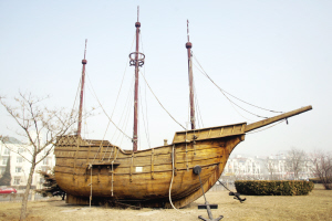 经过10年风吹雨打 社区精致古船到底什么来头