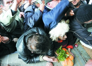 抢免费食物 希腊民众街头混战