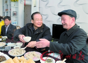 温家宝与陕西甘肃灾区群众一起过年吃饺子(图