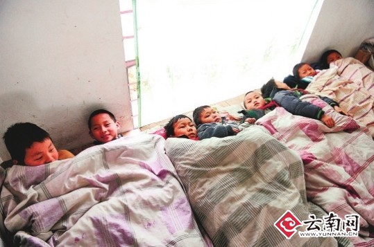 云南麻栗坡寄宿小学床位缺乏 一张床上挤三个