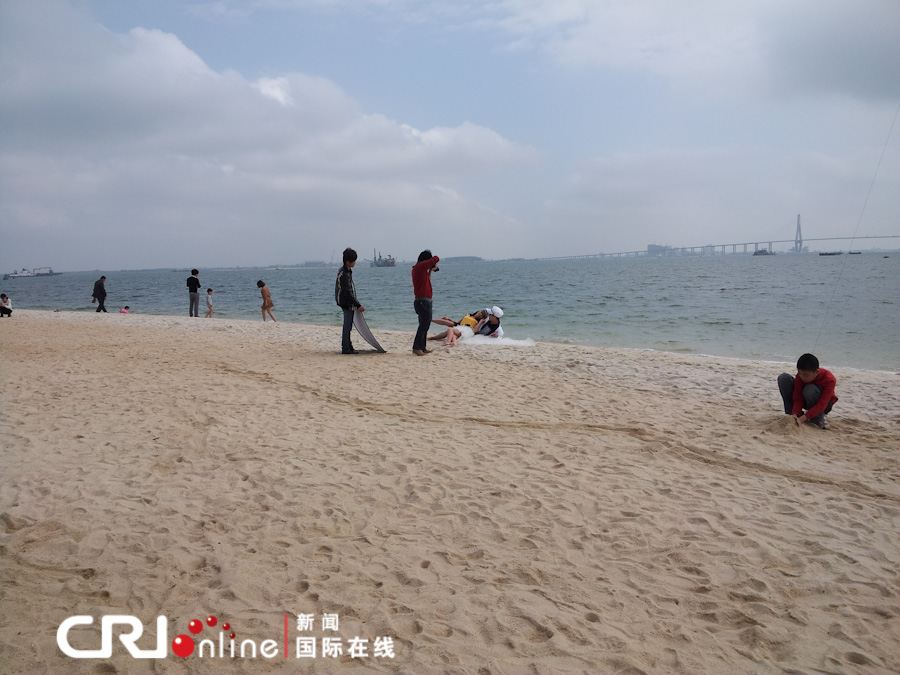 湛江天气暖如夏 沙滩过节分外美(组图)