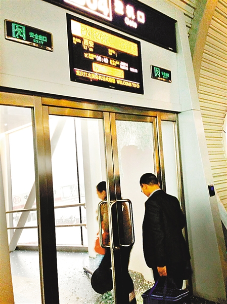 重庆机场T2A航站楼的B04登机口玻璃门被砸碎。 网友RnEA供图