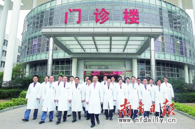 市人民医院院长周海波(前排中)与该院博士团队