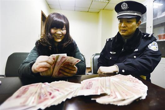 房县女子 3万元 血汗钱被挤 丢 了 10分钟内失而复