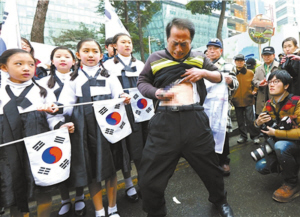 引发韩国官民强烈抗议
