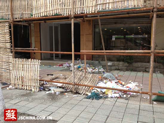 南京马台街拆迁工地垃圾成山变臭街 环卫部门