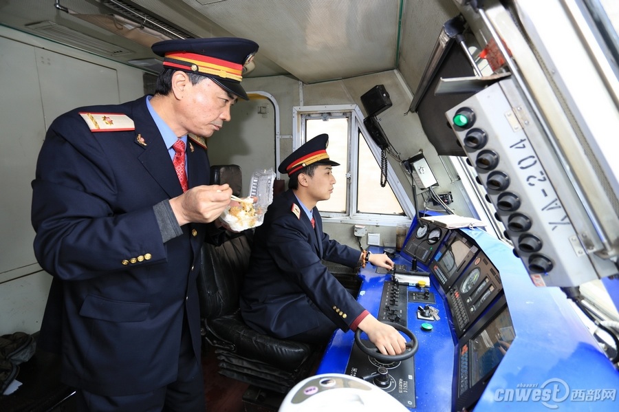 图片故事:打虎亲兄弟 春运父子兵