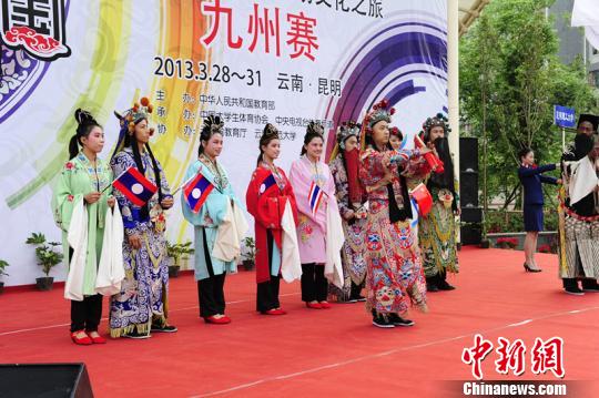 图为留学生参赛队伍表演京剧《唱脸谱》