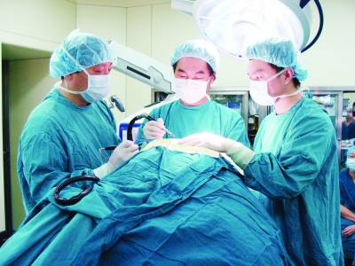 神经外科主任彭翔进行动脉瘤切除手术.