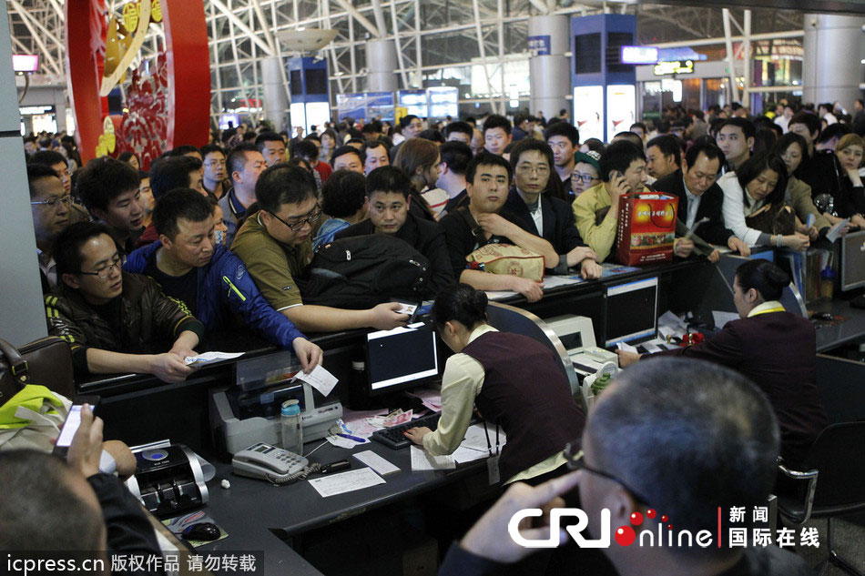 雷雨天气致深圳机场航班大面积延误 旅客情绪