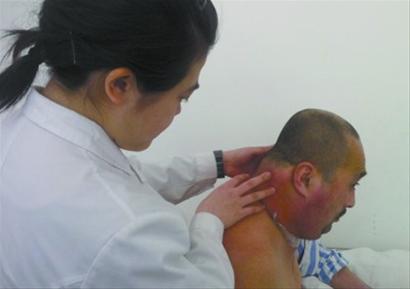 　　手术后，李秋武已经可以看到下巴的轮廓。 记者 杨帆 摄