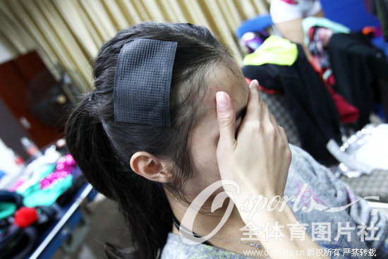 高清:CBA季后赛 篮球宝贝不幸被球砸中痛哭惹