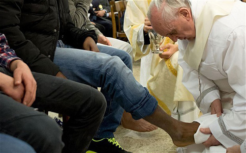 罗马教皇弗朗西斯一世为一名少年犯洗脚