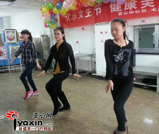 乌鲁木齐黄山街社区居民与阿尔曼职工共庆\三
