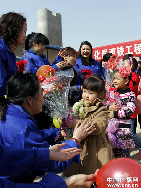<em>三八妇女节</em> <em>感受</em>妈妈的工地_资讯频道_凤凰