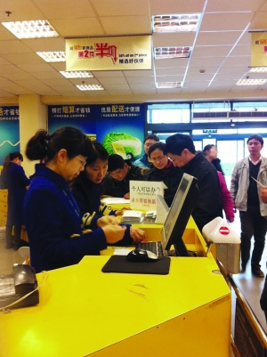 顾客正在麦德龙门店排队办卡