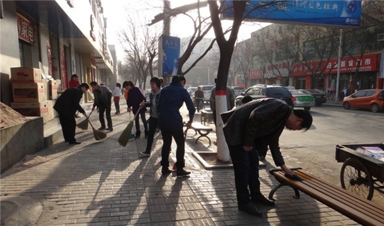 榆林府谷:两千多名志愿者上街清除彩色垃圾