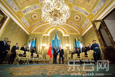 习近平谈发展道路:鞋子合不合脚, 穿着才知道