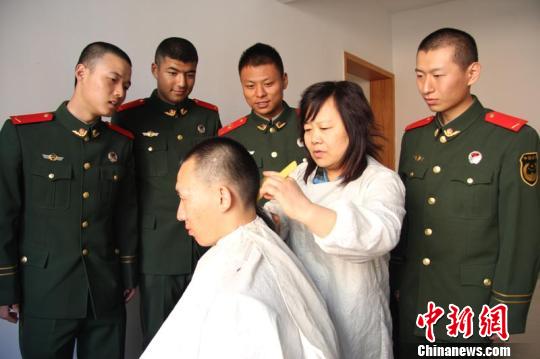 拥军妈妈情暖新疆边防新兵连(组图)