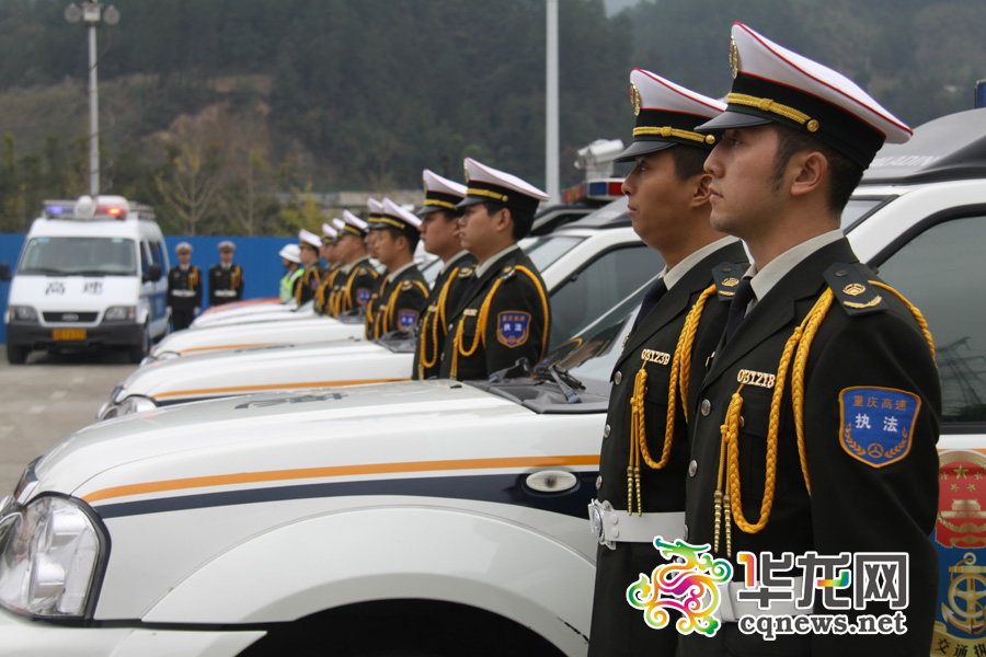 执法要严明也要温情 "雷锋式铁军"为高速出行护航(图)