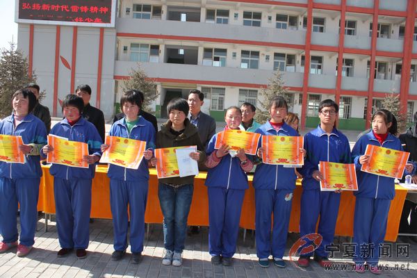 将台中学开展千人学雷锋,做义工签名注册活动