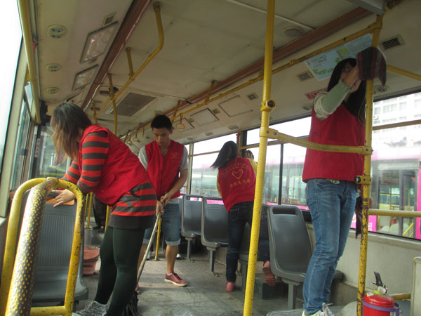 江苏海院青年志愿者乐做蒲公英 将爱的种子播