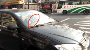  非法 营运被查黑车司机抽出大 砍刀 _资讯频道_