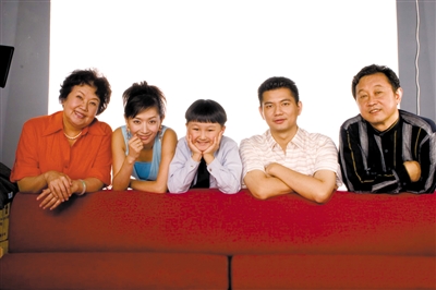《快乐生活一点通》剧组成员合影。左一为奶奶的扮演者齐慧老人。图片来自微博