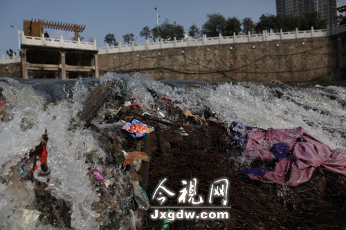 南昌:赣江排水口再变垃圾堆