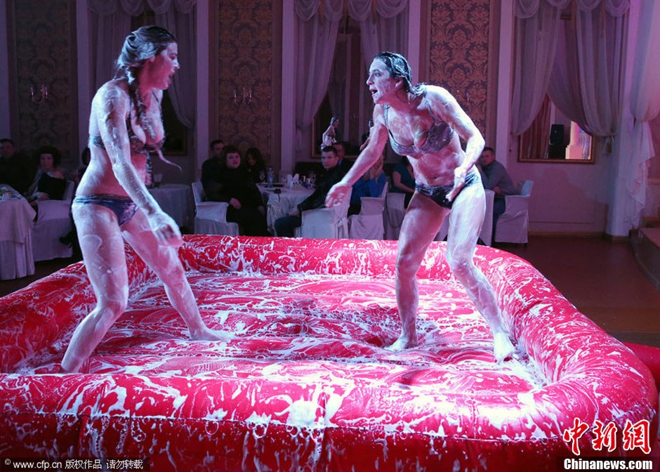 俄罗斯<em>女子</em>泡沫<em>摔跤</em>上演<em>性感</em>贴身肉搏_资讯