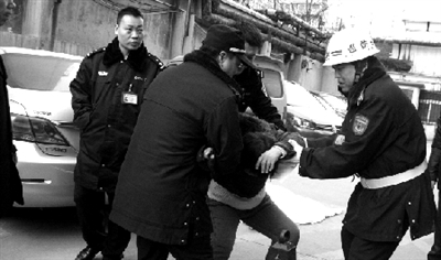 郑州26岁男子在陇海西路人才市场院内坠楼身