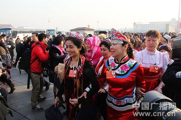 十二届全国人民代表大会开幕,少数民族代表入场.