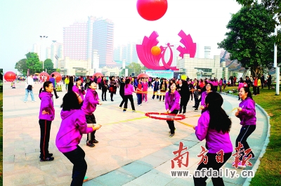 玩趣味游戏 做快乐妇女